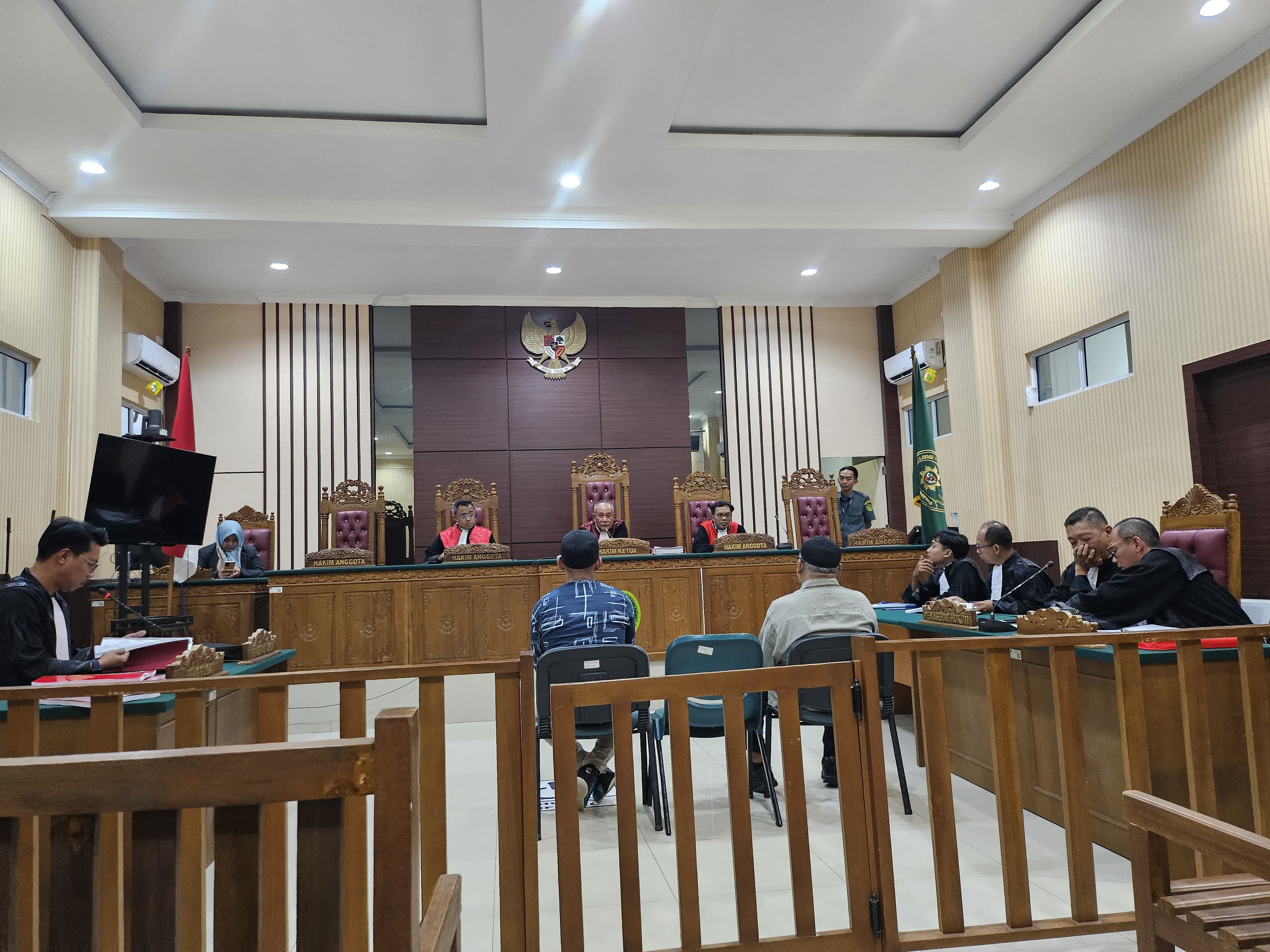 Kedua terdakwa kasus korupsi pembangunan Puskesmas Siantan Selatan, Baban Subhan dan Johan Intan duduk dikursi pesakitan PN Tanjungpinang untuk mendengarkan pembacaan tuntutan dari JPU.