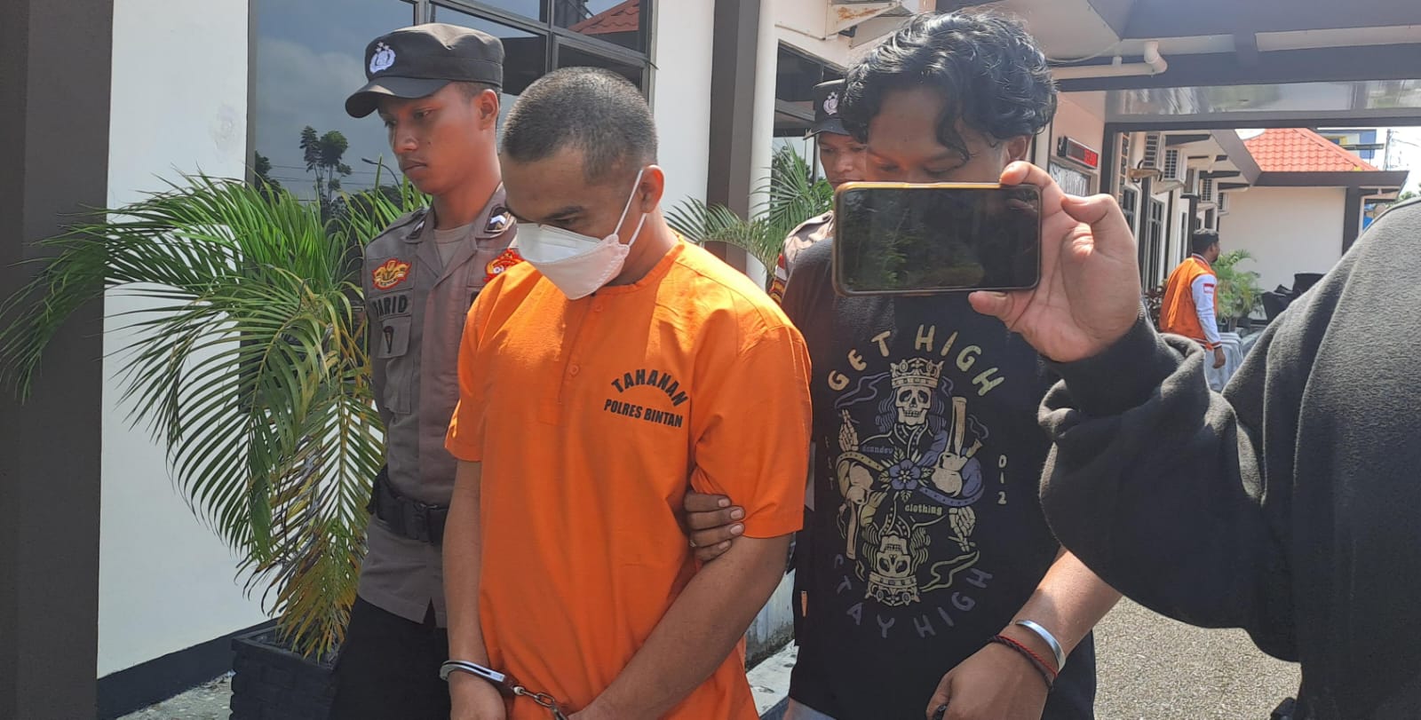 Pengedar narkoba jenis sabu digiring ke ruangan Satresnarkoba Polres Bintan di Bintan Buyu, Kamis (22/5/2025) siang.