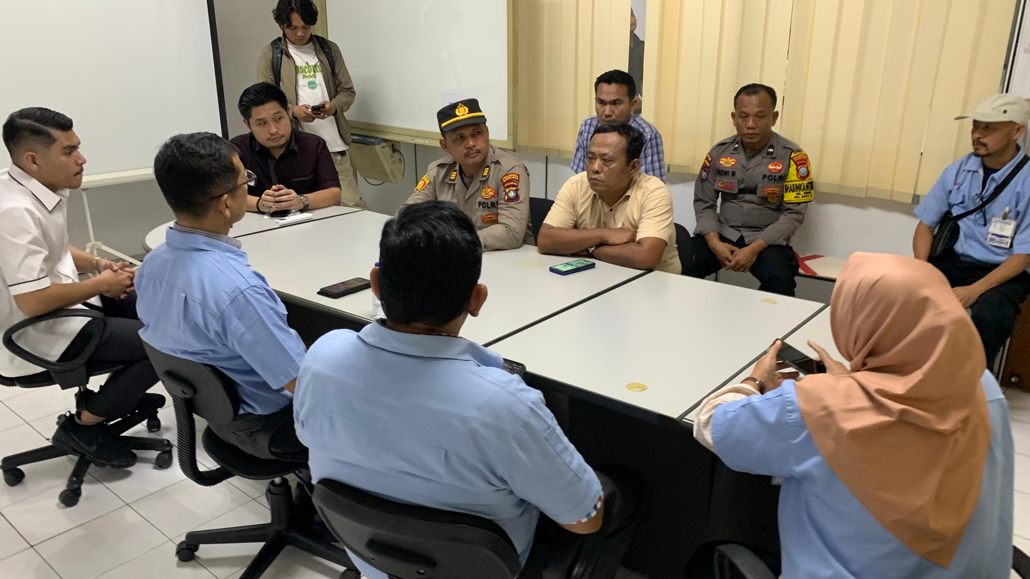 Mediasi yang dilakukan manajemen dengan karyawan disaksikan polisi dan pegawai disnaker Batam gagal menemui jalan keluar.