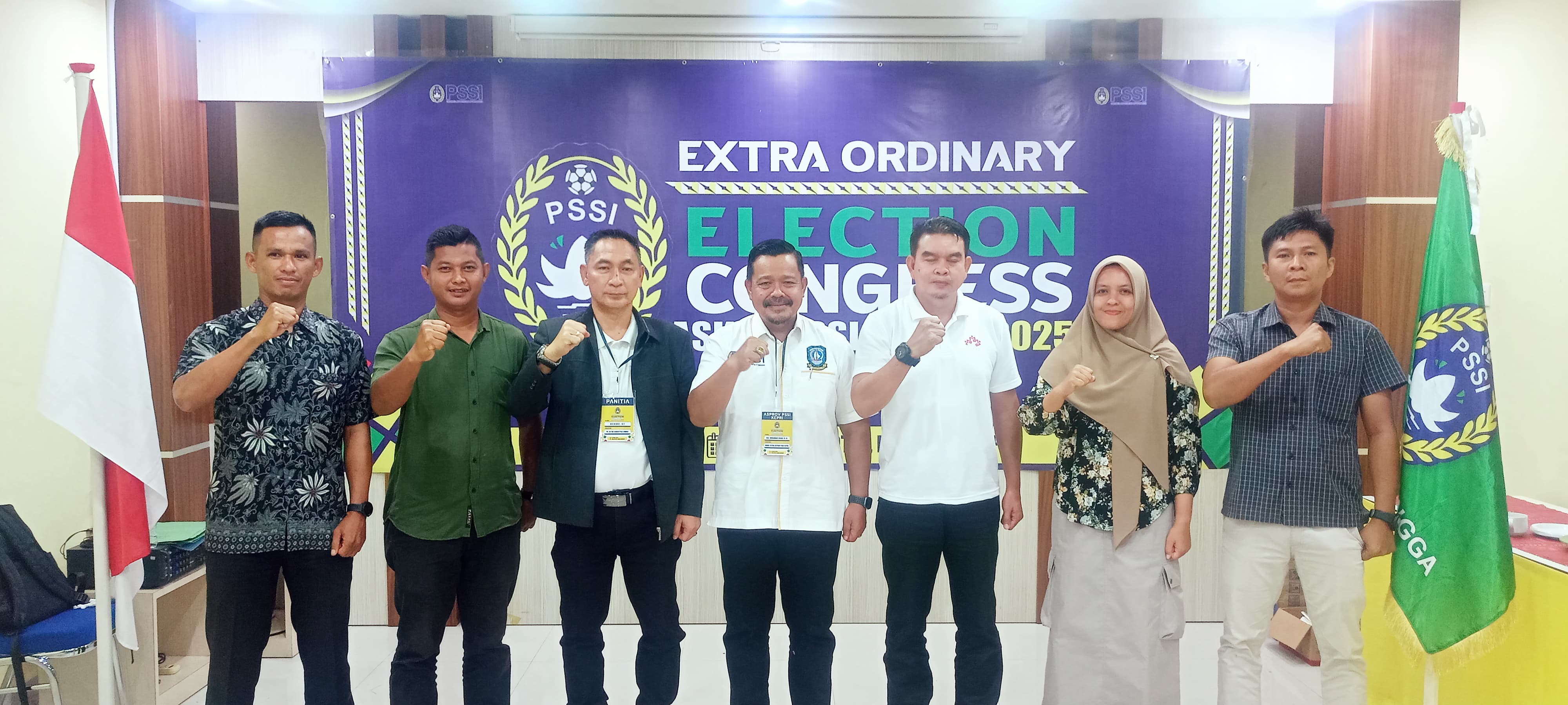 Foto bersama Wakil Ketua Definitif dan Anggota Exco ASKAB PSSI Linga dengan Anggota ASPROV PSSI KEPRI, Sabtu (24/5).