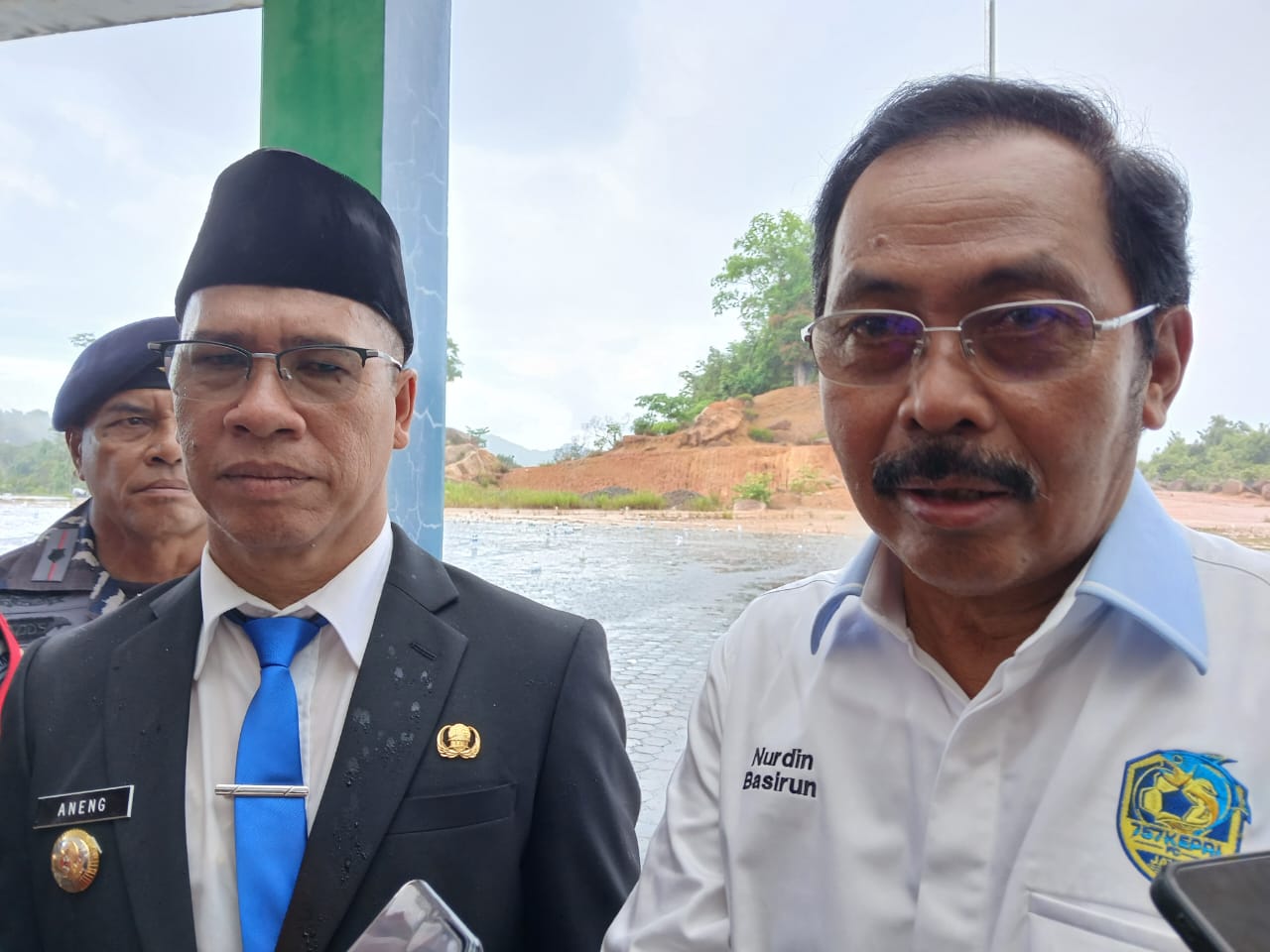 Bupati Anambas, Aneng (kiri) bersama Mantan Gubernur Kepri, Nurdin Basirun (kanan).