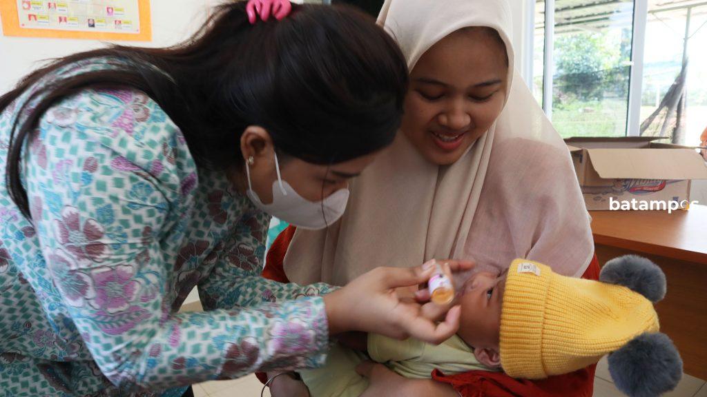 Ilustrasi. Petugas memberikan vaksin polio kepada anak warga perumahan Cendana di Posyandu Cendana. Foto: Cecep Mulyana/Batam Pos