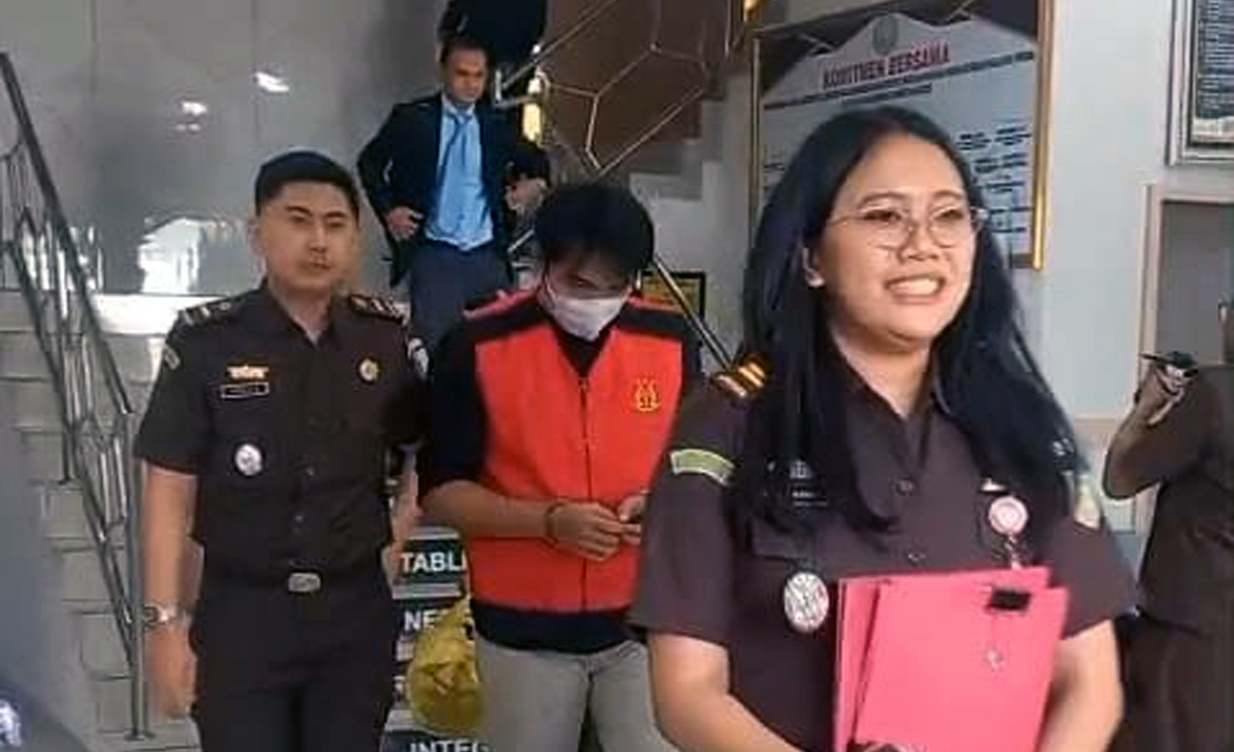 Herman Susilo, Direktur RAR ditetapkan sebagai tersangka dan ditahan oleh Kejaksaan Negeri Karimun terkait kasus dugaan tindak pidana korupsi pembangunan Dermaga Islamic Center. f.sandi p