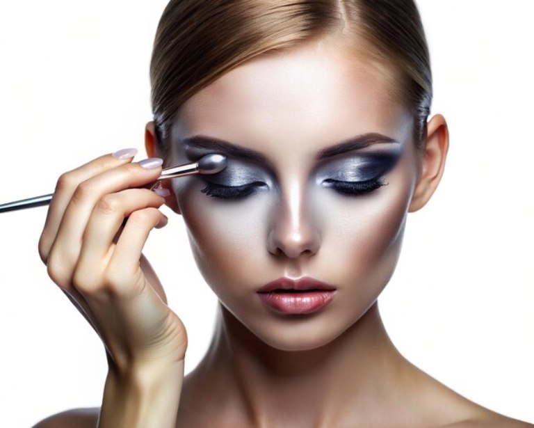 ILUSTRASI. Seorang wanita dengan makeup eyeshadow metalic futuristik.