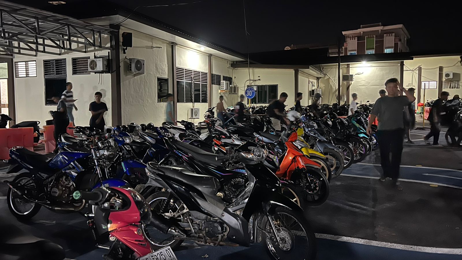 Barang bukti puluhan motor balap liar yang diamankan di Mapolresta Tanjungpinang.
