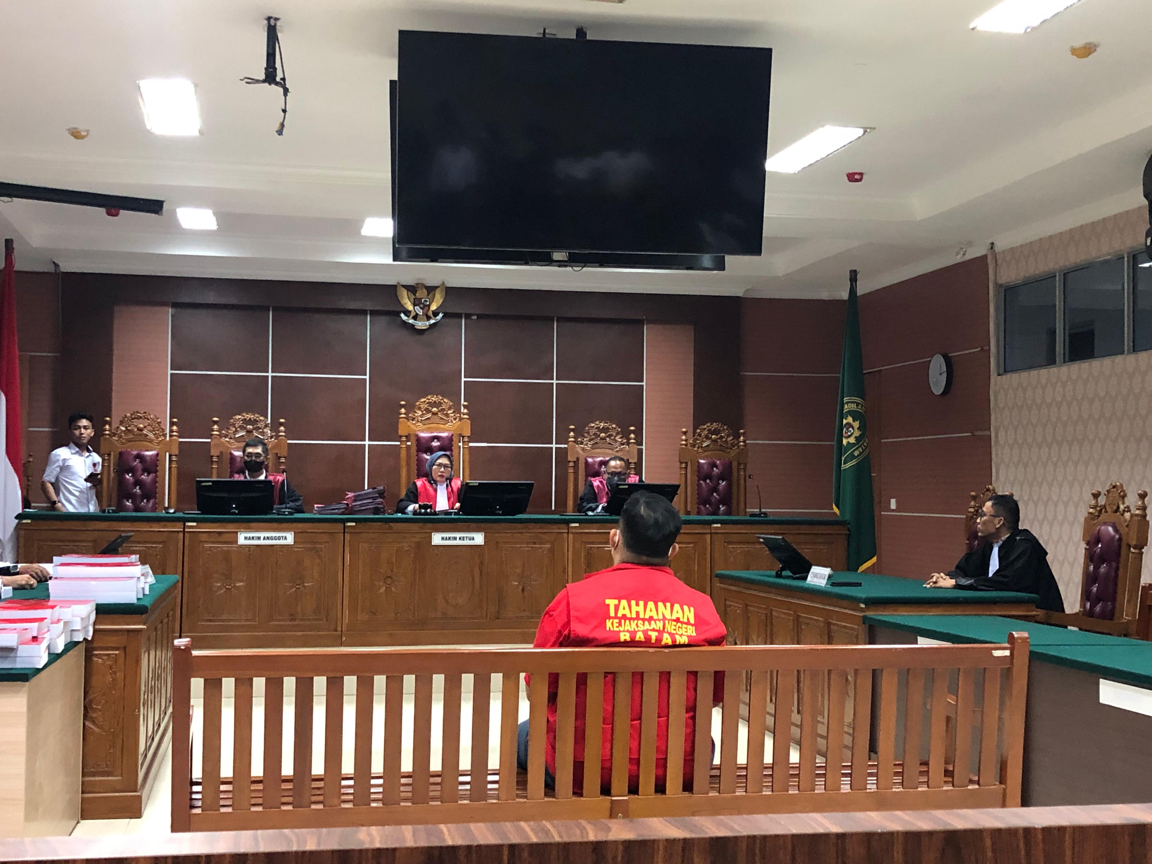 Mantan Kepala Satuan Reserse Narkoba Polresta Barelang, Satria Nanda saat mengukuti sidang tuntutan, Senin (26/5).