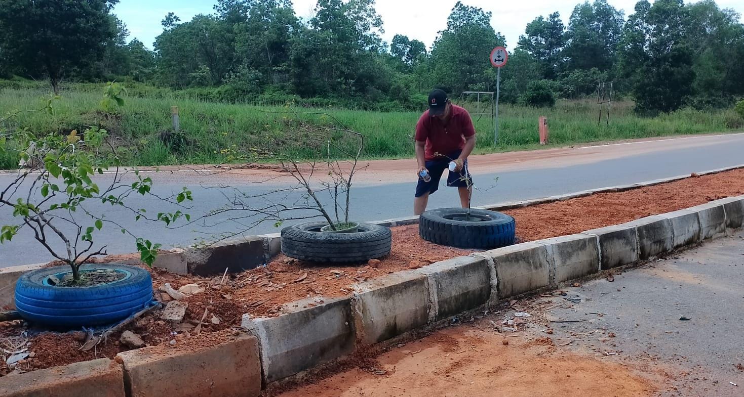 Warga meletakkan pot bunga di median jalan sebagai bentuk protes karena minimnya lampu penerangan jalan di persimpangan jalan Lintas Timur, Kelurahan Sei Lekop, Kecamatan Bintan Timur.