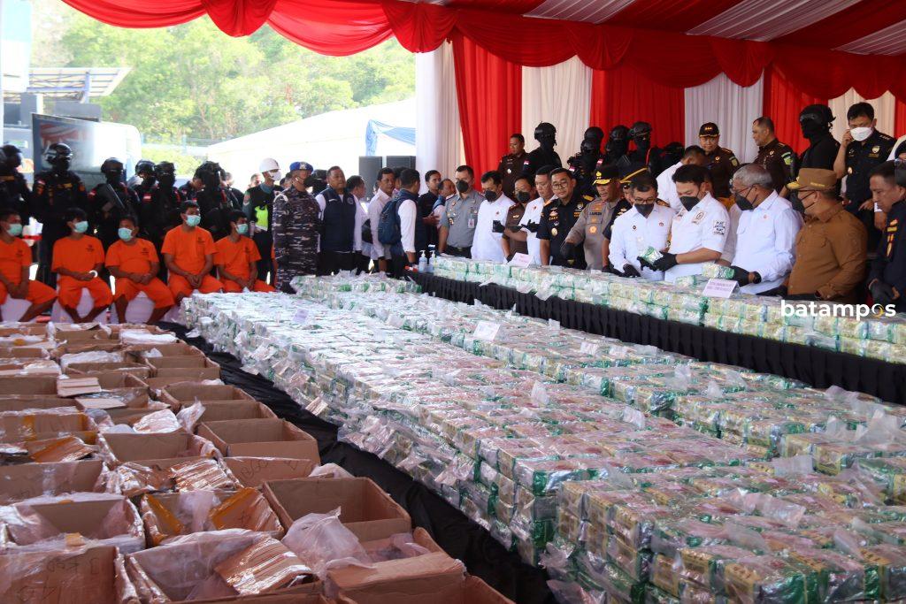 Kepala BNN RI Komjen Marthinus Hukom, bersama TNI Polri, Bea Cukai, dan tamu undangan memberikan keterangan  soal penangkapan sabu 2 ton.