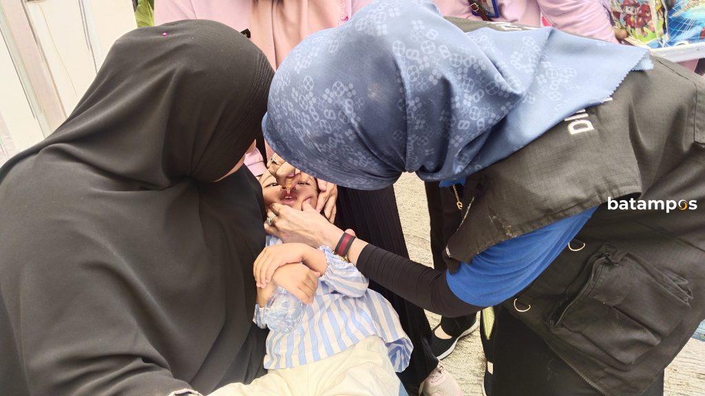 Petugas saat memberikan vaksin polio kepada anak. Foto: Rengga Yuliandra/ Batam Pos