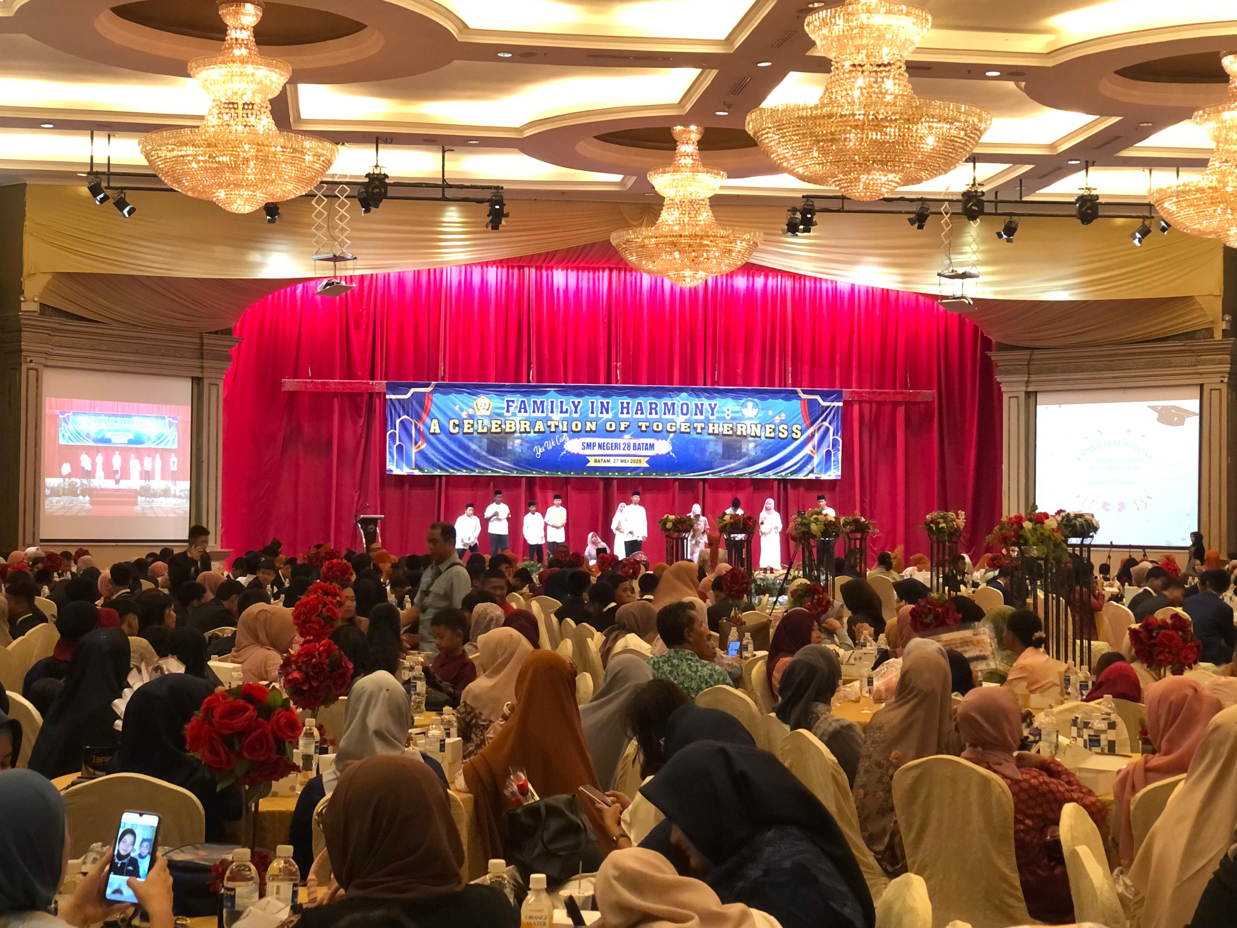 Acara perpisahan sekolah di hotel.