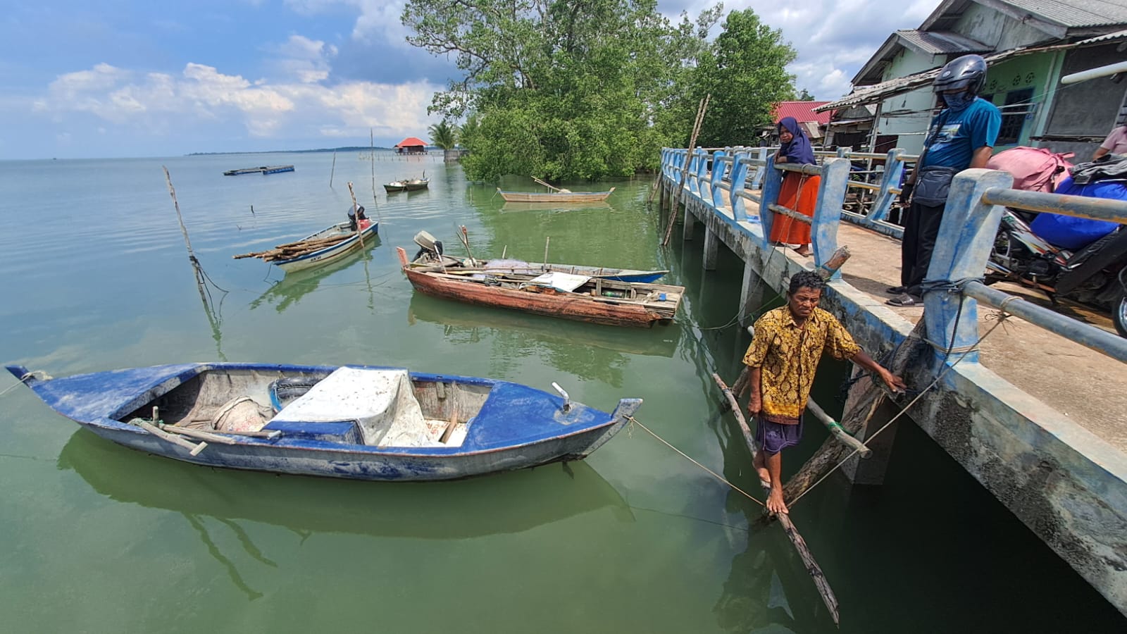 Jamil, warga Kampung Tanah Merah menunjukkan lokasi Mahyudin saat diterkam buaya di bawah pelantar, Selasa (27/5/2025) siang.