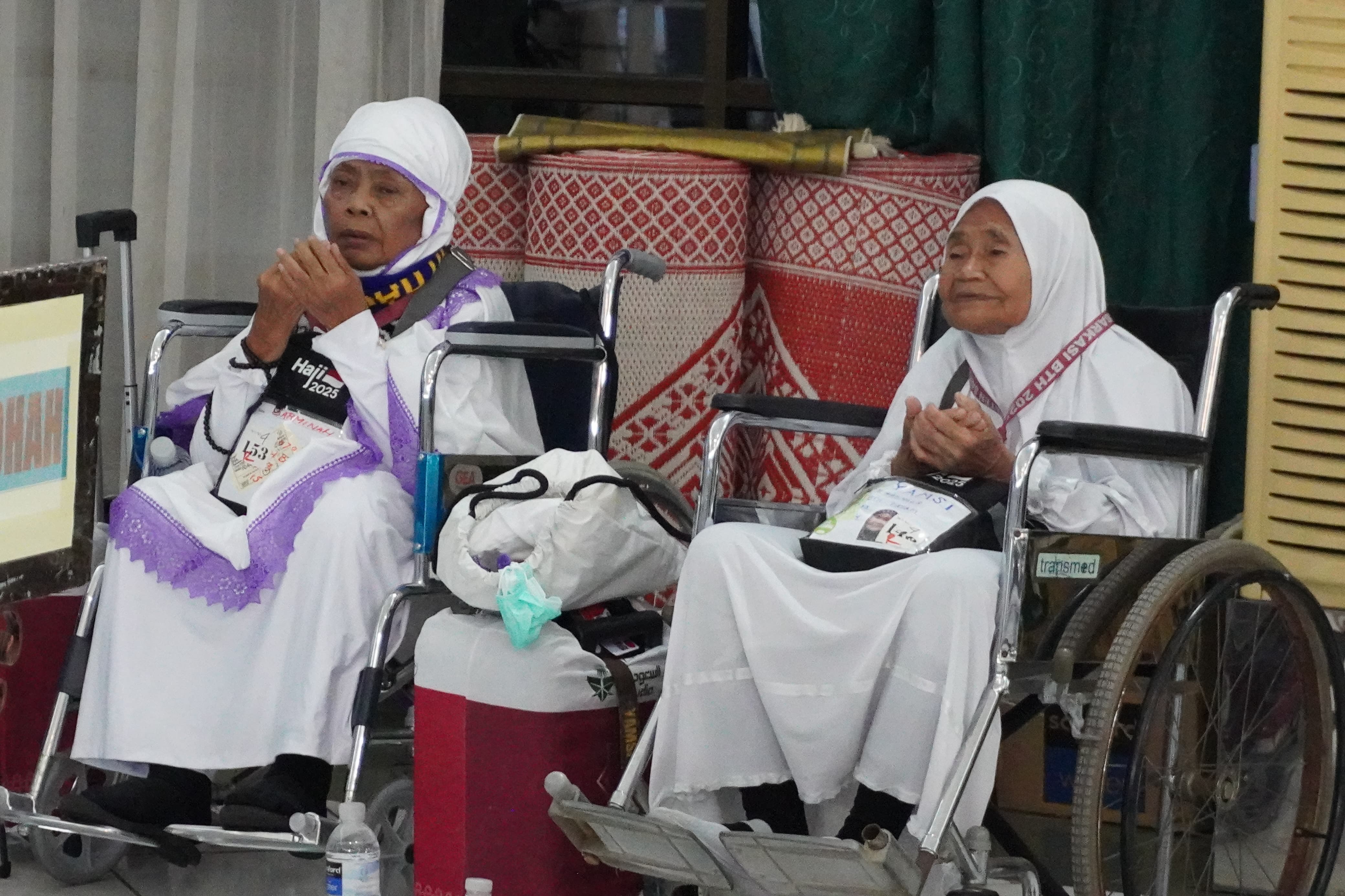 Dua Jemaah Calon Haji (JCH) Lanjut Usia (Lansia) dari Provinsi Kalimatan Barat (Kalbar) berdoa menjelang keberangkatan ke tanah suci melalui Embarkasi Batam, Selasa (27/5).