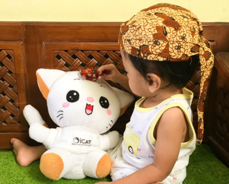 ILUSTRASI. Seorang boah bermain boneka.