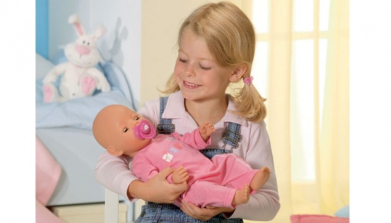 ILUSTRASI. Seorang anak perempuan mengekspresikan dirinya menjadi seorang ibu.