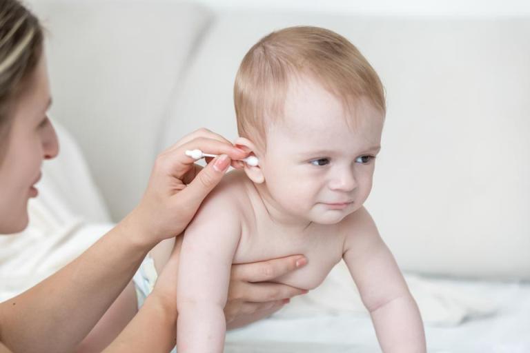 ILUSTRASI. Membersihkan telinga bayi menggunakan cotton bud cukup berisiko.