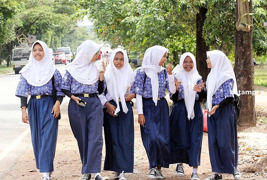 Ilustrasi. Pelajar SMP berjalan bersama saat pulang sekolah di Sagulung.
