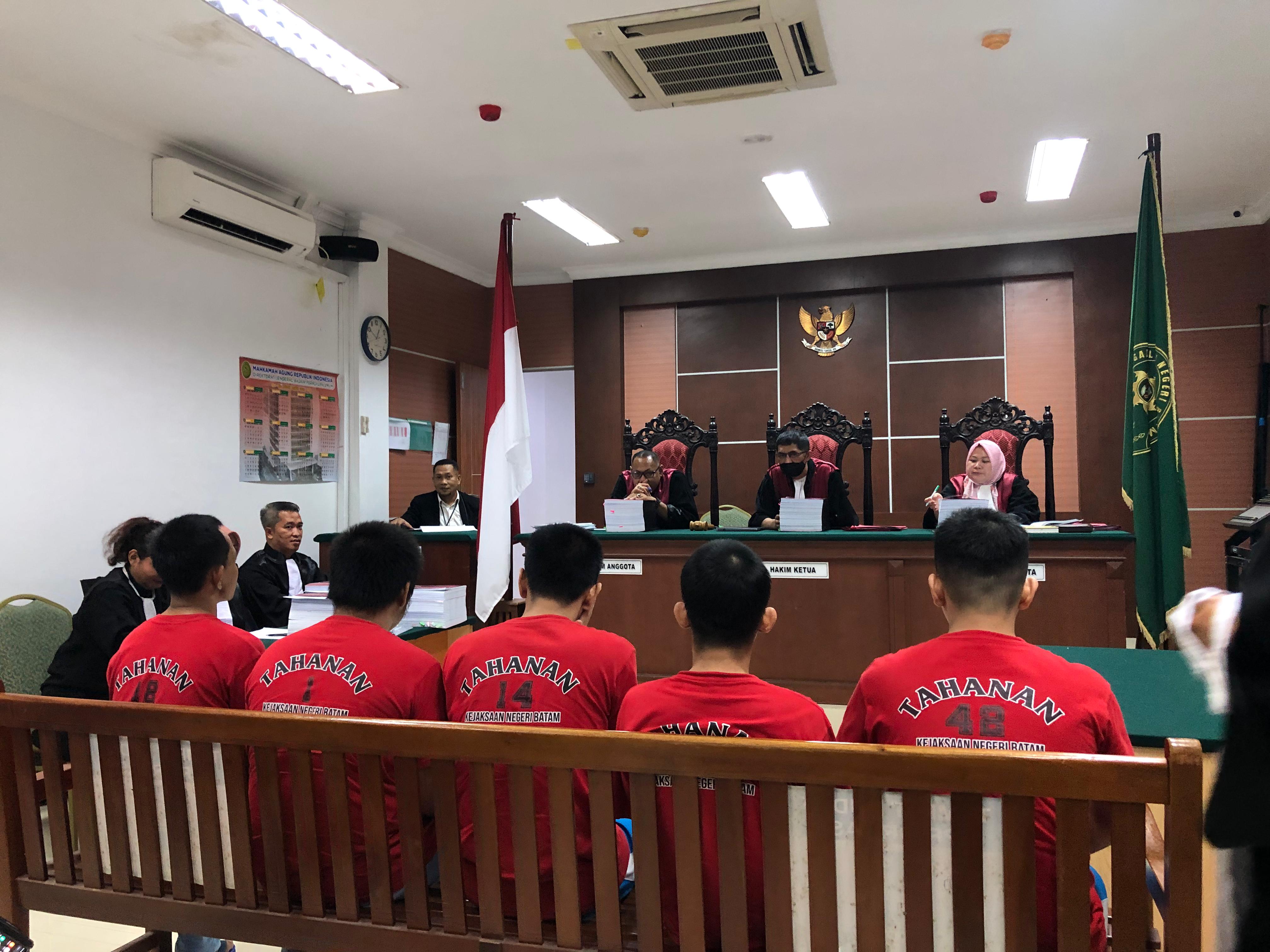 Lima terdakwa operator dan CS judi online saat menjalani sidang di PN Batam, Rabu (28/5).