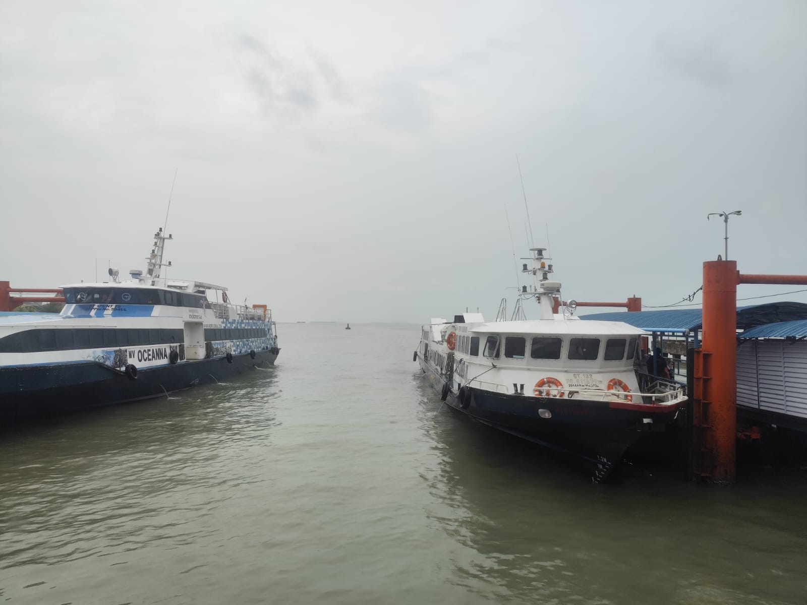 Dua kapal ferry tujuan Pelabuhan SBP-Pelabuhan Punggur Batam sempat mengalami penundaan keberangkatan akibat cuaca ektrem, Kamis (29/5).