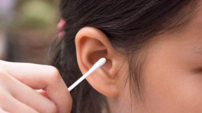 ILUSTRASI. Jika tidak berhati-hati, kapas cotton bud bisa tertinggal di dalam kuping.