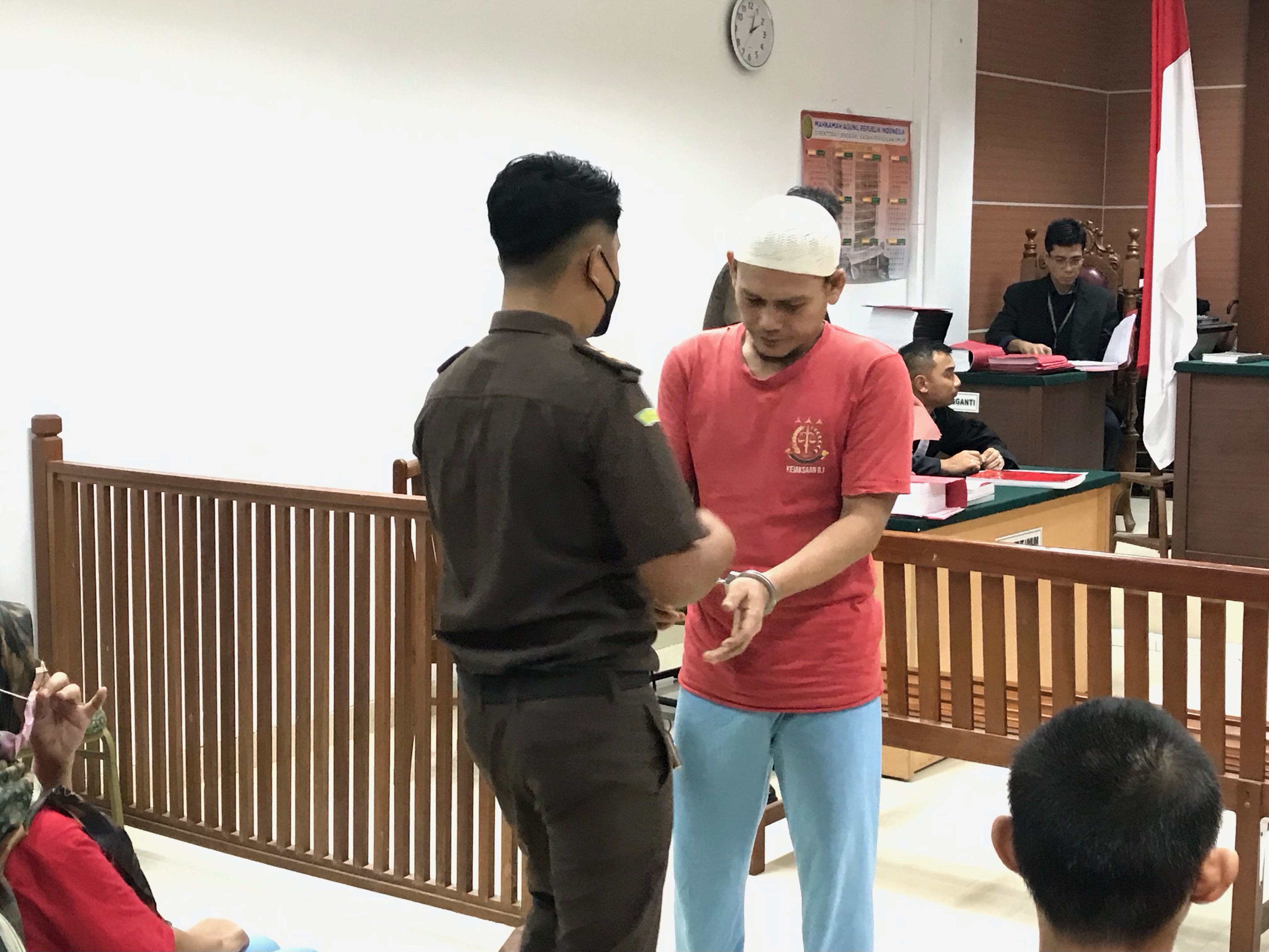 Terdakwa kasus pembunuhan Oki Saputra saat akan menjalani sidang di PN Batam, Rabu (28/5).