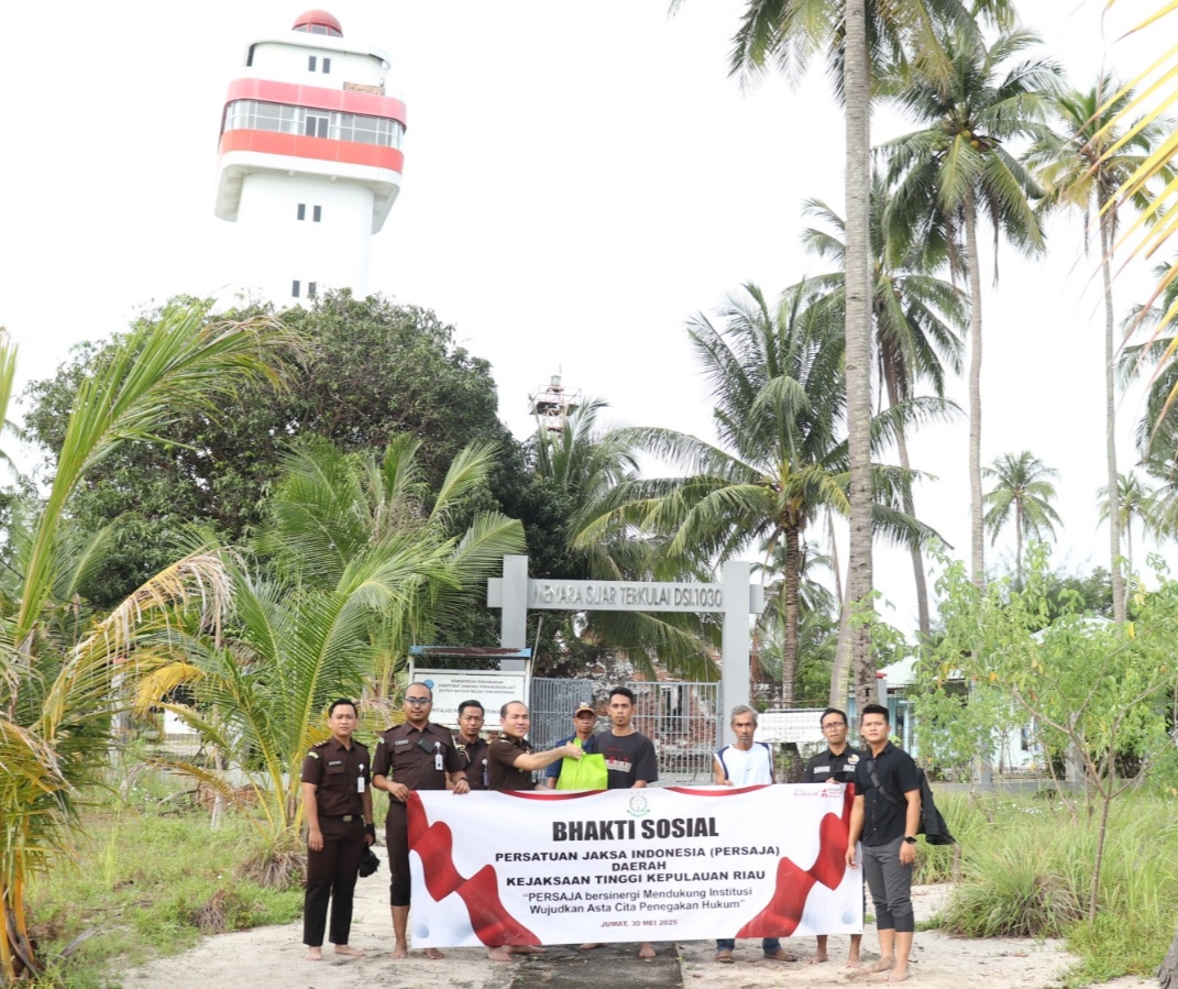 Jajaran Kejati Kepri menggelar bakti sosial di Pulau Terkulai Tanjungpinang, Jumat (30/5).