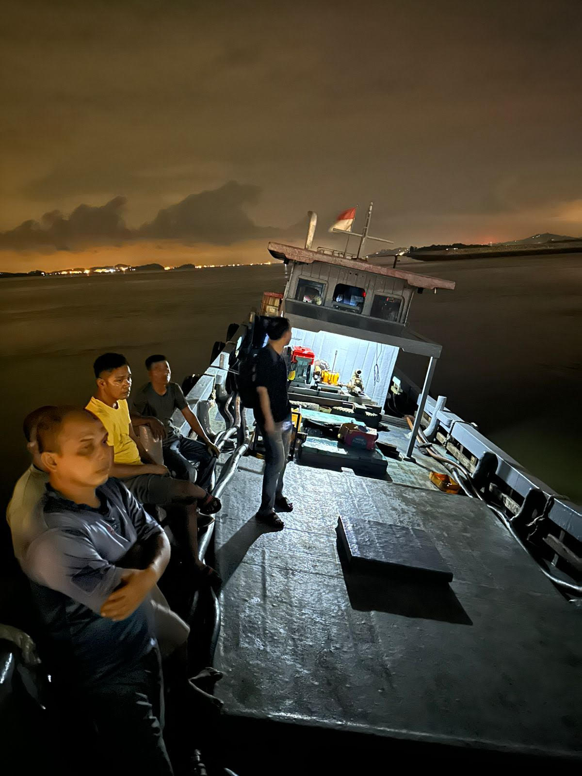 Polda Kepri mengamankan KM Rizki Laut-IV, kapal kayu berwarna abu-abu tua dengan lis biru karena diduga nengangkut 10 ton solar ilegal.