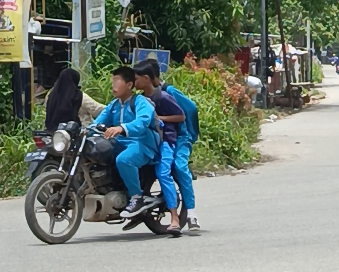 Pelajar yang menggunakan kendaraan tanpa menggunakan alat pengaman.