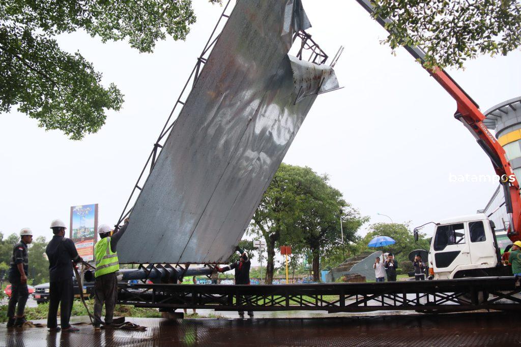 Pemerintah Kota Batam melakukan pembongkaran reklame mandiri, Kamis (29/5) Dua reklame di kawasan Batam Center diturunkan oleh pihak perusahaan secara mandiri dan dipantau Tim dari Pemko Batam.