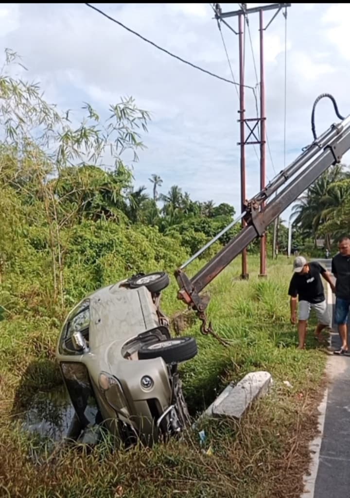 Kondisi Mobil Avanza berwarna gold yang terjungkal masuk ke gorong-gorong, Minggu (1/6).