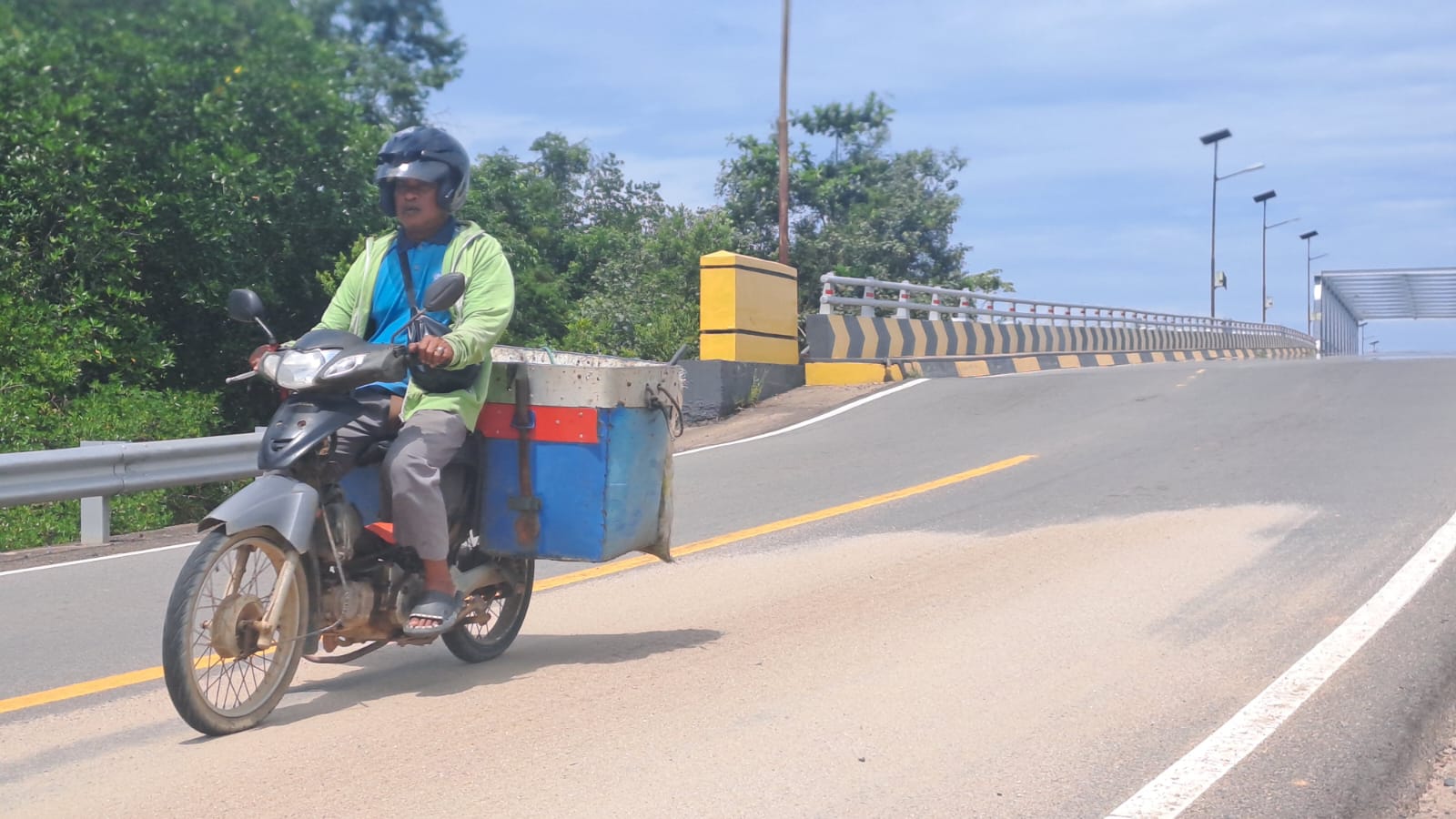 Tumpahan pasir yang tercecer di jalan Lintas Barat, Bintan terutama di turunan Jembatan 2 dari arah Tanjunguban pada Minggu (1/6/2025) siang.