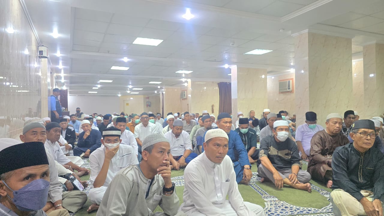 Jemaah calon haji asal Kepri saat menjalani pengecekan kesehatan kesehatan jasmani dan rohani, Minggu (25/5).