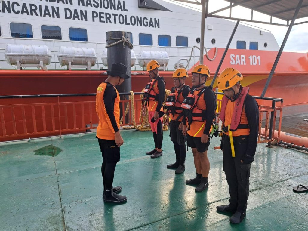 Tim Basarnas saat akan melakukan pencarian korban yang dilaporkan hilang setelah terseret arus laut di Perairan Tanjung Sengkuang.