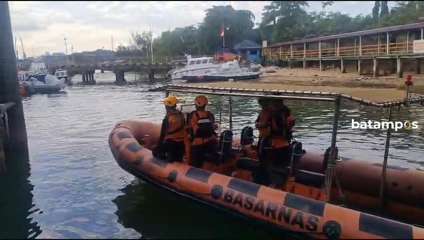 Tim Basarnas melakukan pencarian pemancing yang hilang di Perairan Tanjung Sengkuang, Batu Ampar, Minggu (1/6) siang.
