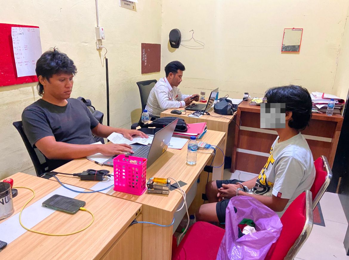 Pelaku, RM (kanan) saat diperiksa oleh penyidik Satreskrim Polres Anambas atas kasus pencabulan terhadap adik ipar.