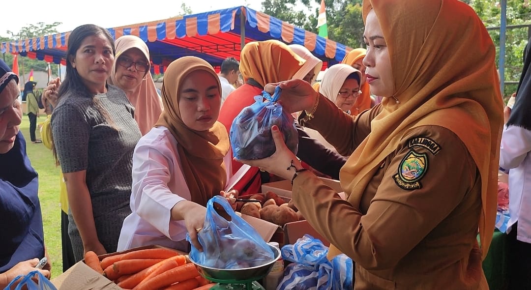 Suasana Pasar Sembako murah di kantor Kecamatan Singkep Barat yang diselenggarakan oleh Disperindagkop UMKM Lingga, Senin (2/6).