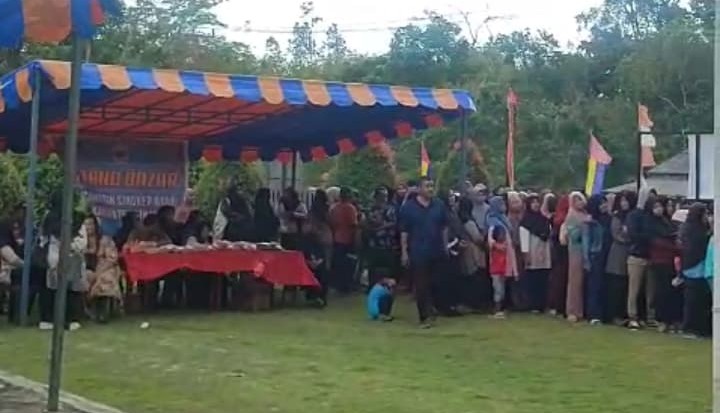 Antrian panjang pembeli di pasar Sembako murah hari kedua yang diluar prediksi penitia pelaksana, Selasa (3/6).