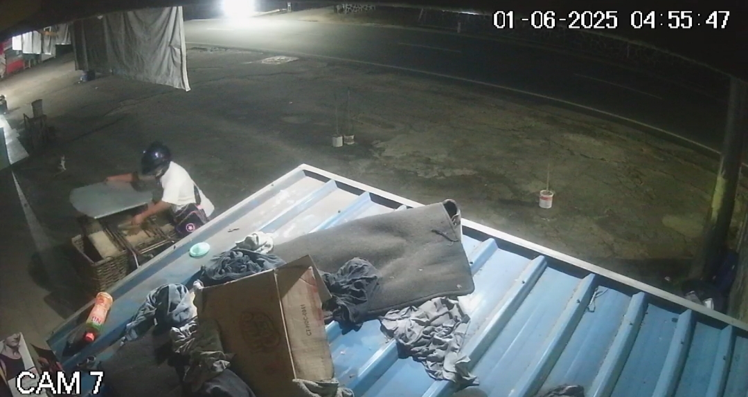 Pencurian meja milik pedagang terekam CCTV.