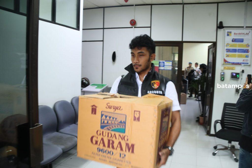 Ditkrimsus Polda Kepri melakukan penggeledaan kantor Pusat perencanaan program strategis BP Batam terkait dugaan kasus korupsi, Rabu (19/3). F Cecep Mulyana/ Batam Pos