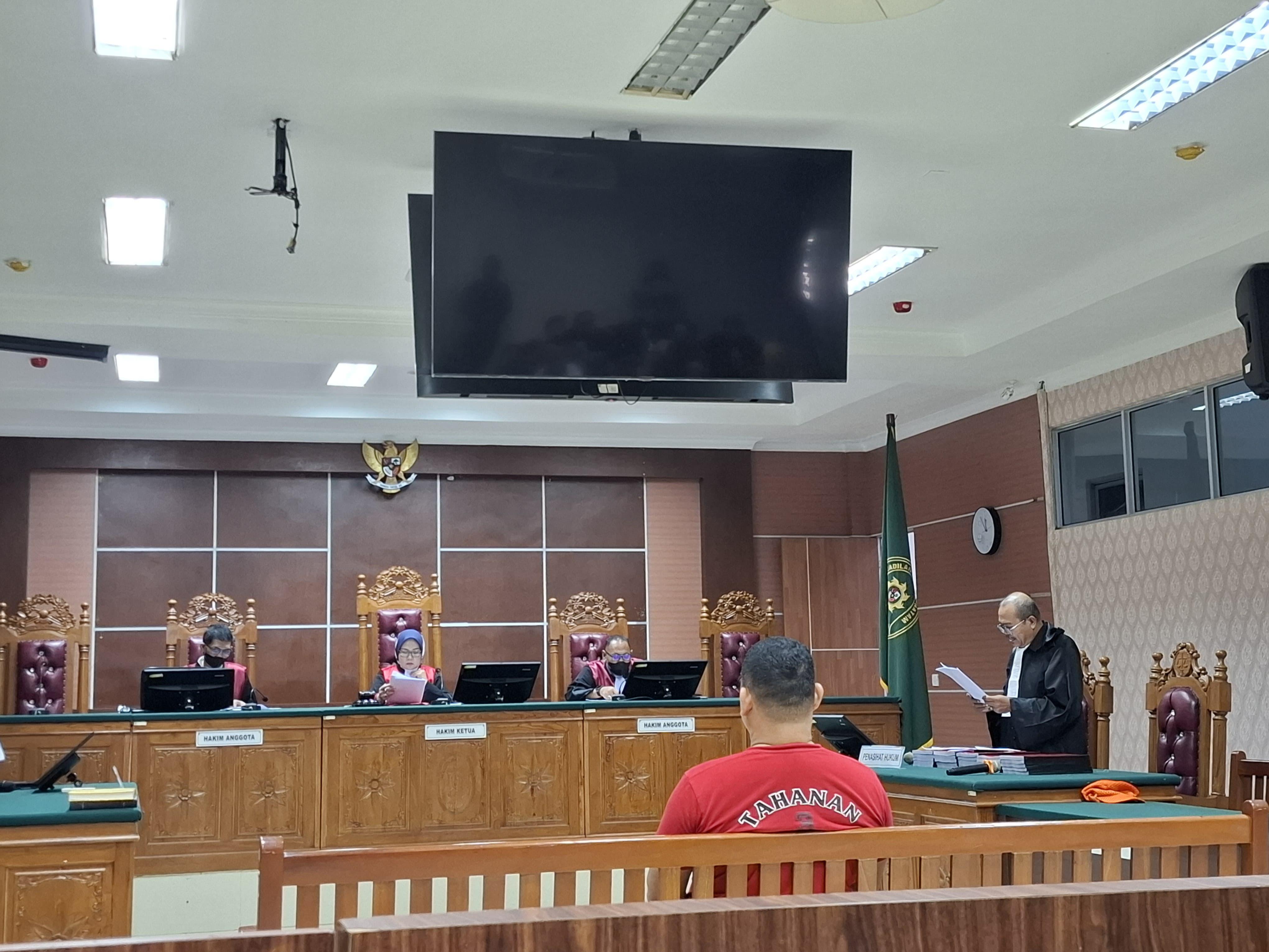 Terdakwa  Aziz Martua Siregar saat menjalni sidang di PN Batam.