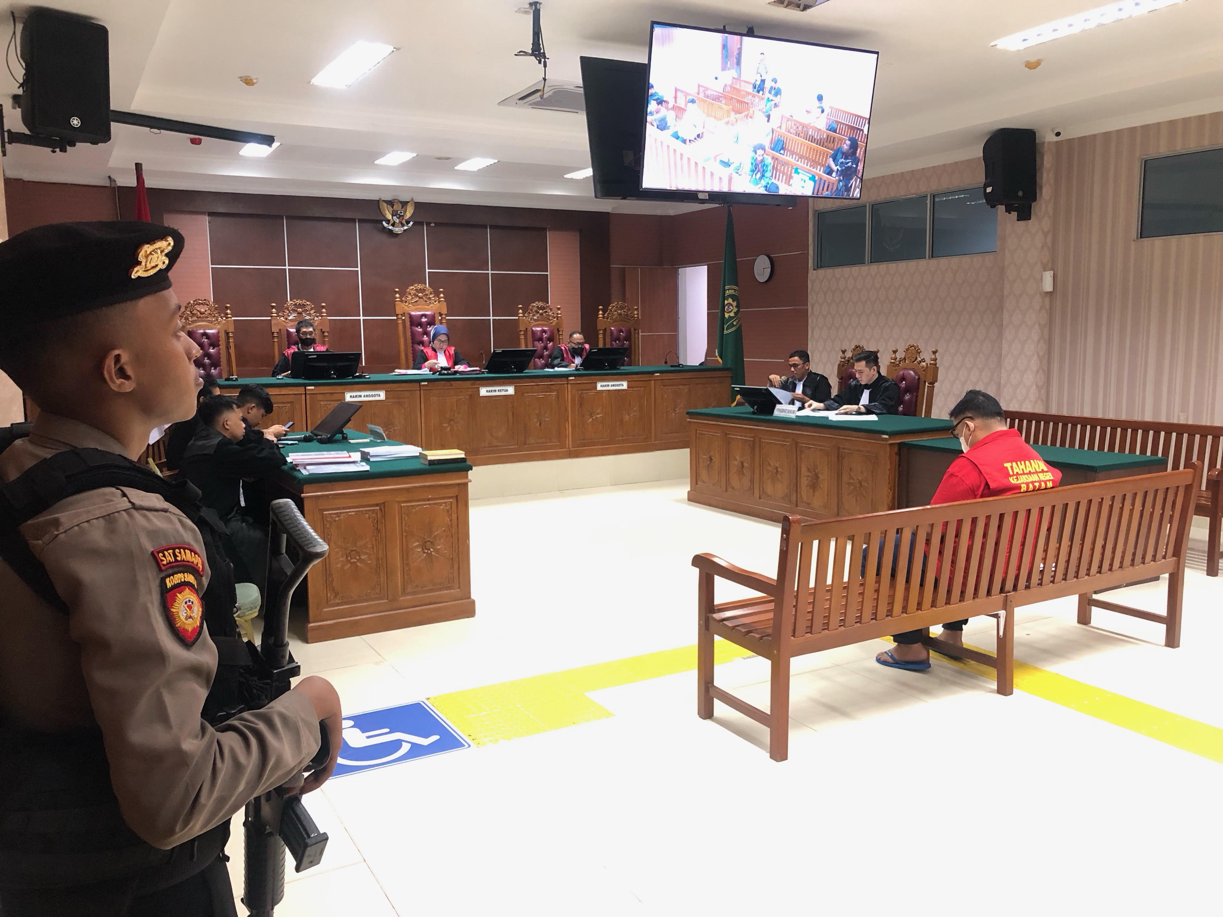 Satria Nanda, mantan Kepala Satuan Narkoba Polresta Barelang, menyampaikan pembelaannya secara pribadi dalam sidang di Pengadilan Negeri Batam, Senin (2/6).