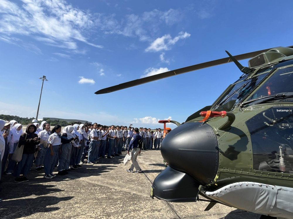 Pelajar SMA/SMK di Batam terpukau melihat langsung kegagahan Helikopter H225M Caracal milik TNI AU di Pangkalan Udara (Lanud) Hang Nadim Batam, Senin (2/6).