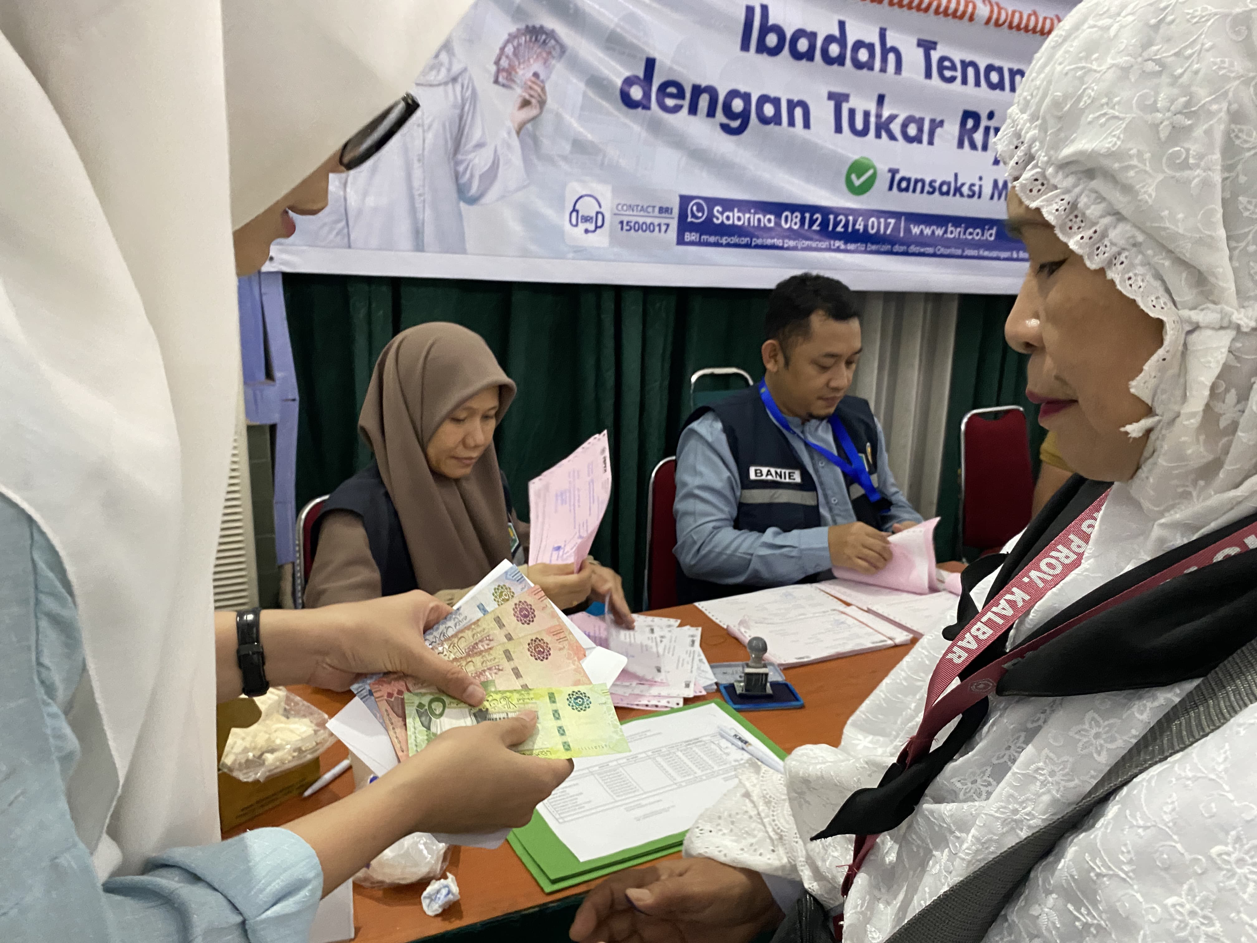 Petugas Penyelenggara Ibadah Haji (PPIH) Embarkasi Batam menyerahkan living cost kepada Jemaah Calon Haji (JCH) sebelum berangkat menuju tanah suci.