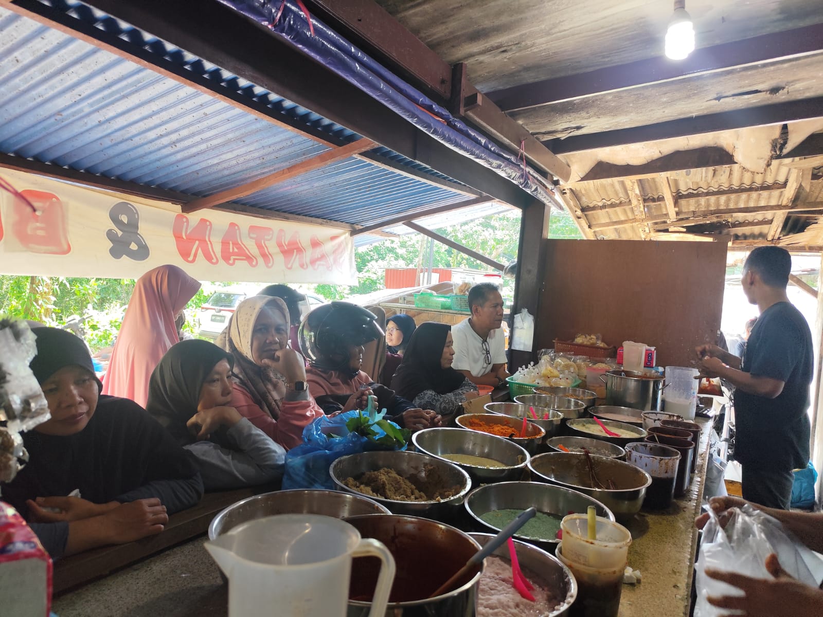 Warga saat memburu santan dan bumbu masakan di Toko Santan Jalan Kuantan Tanjungpinang, Rabu (4/6).