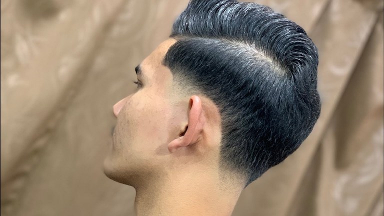ILUSTRASI. Gaya rambut pria Taper Fade Klasik.