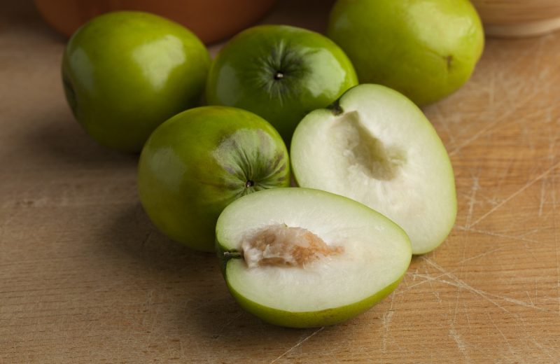 BUAH kedondong atau ambarella.