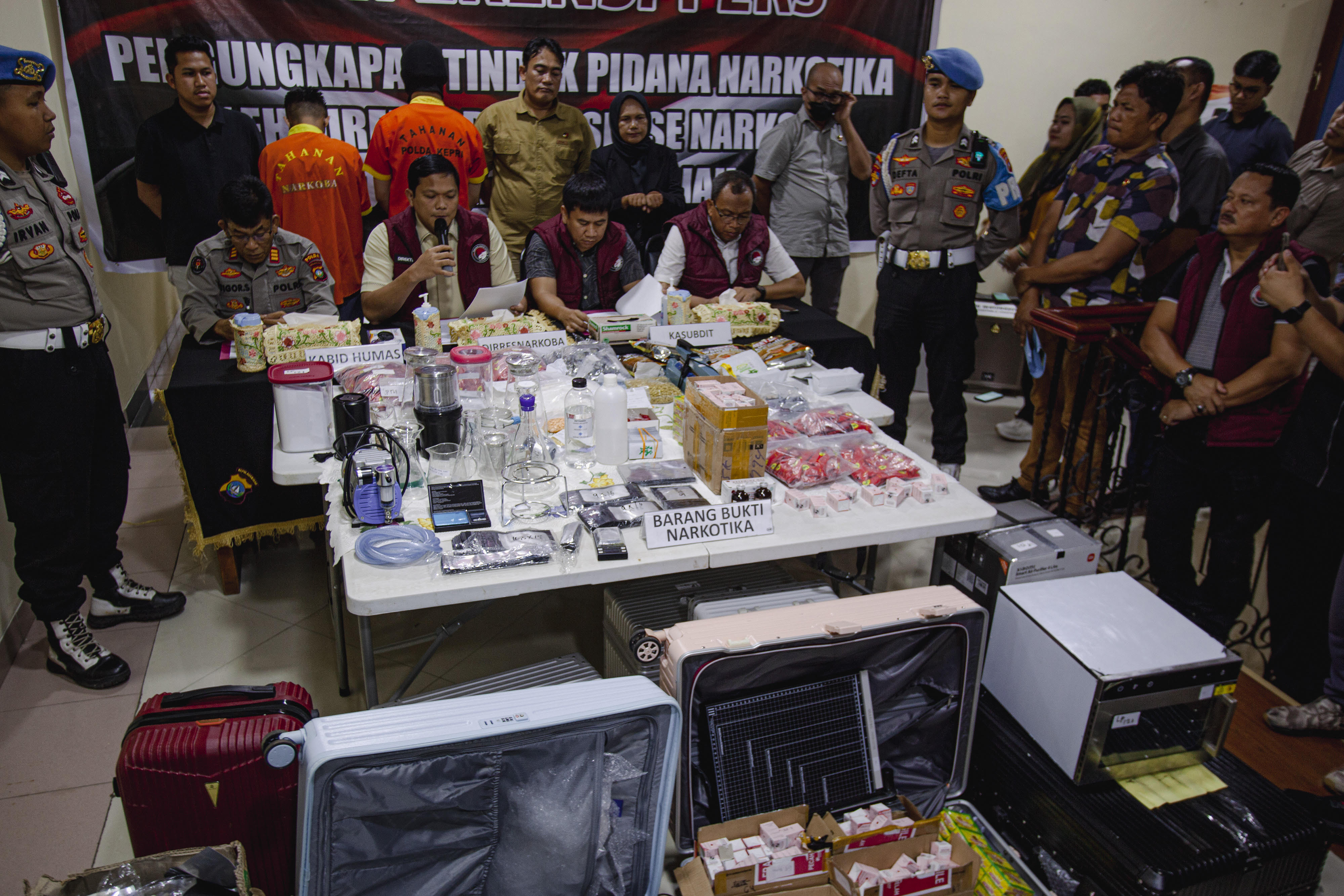 Polisi membeberkan hasil penangkapan minilab narkoba dari sebuah apartemen.
