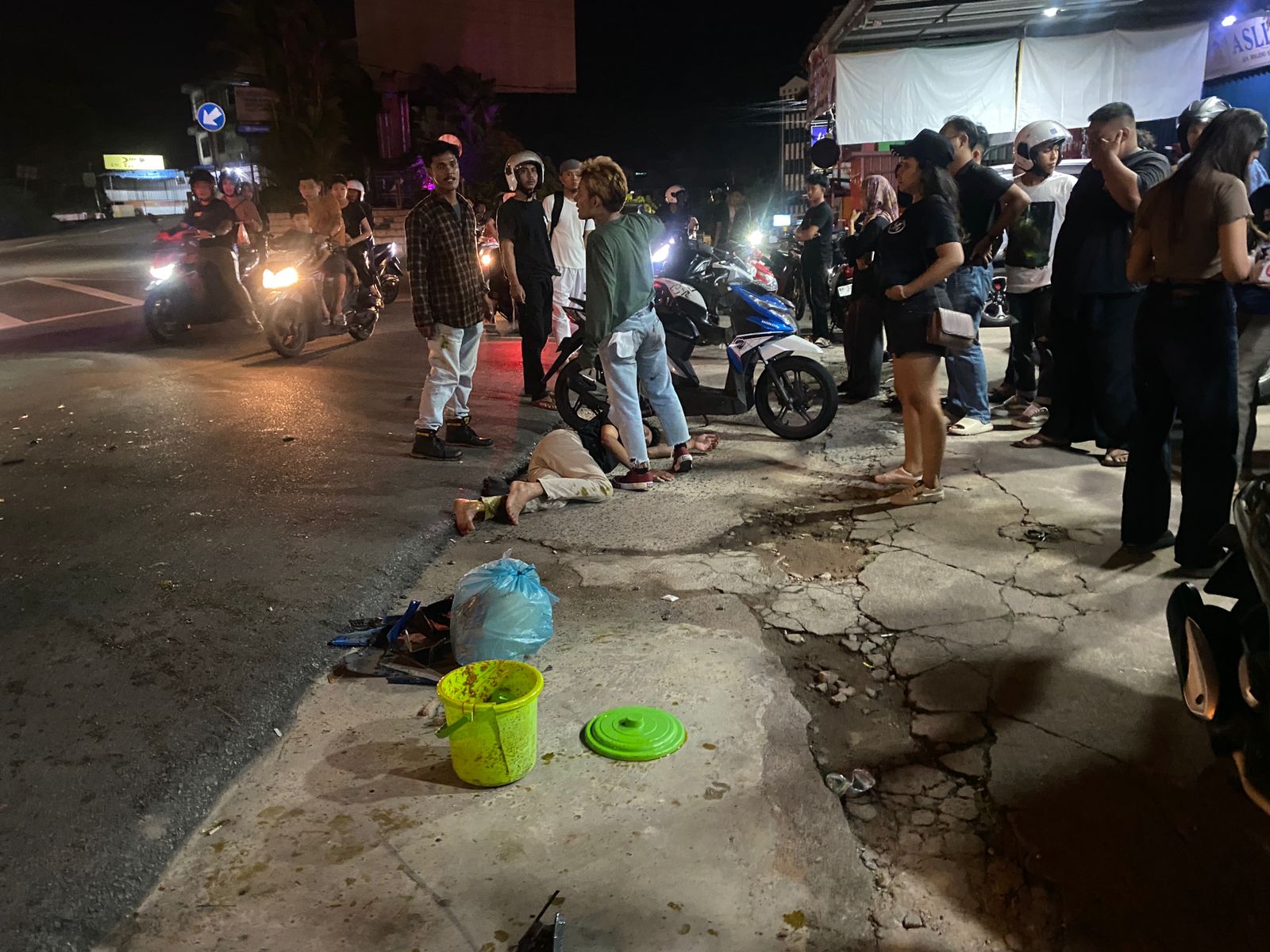 Sepeda motor bonceng tiga terlibat kecelakaan di Jalan Brigjen Katamso Tanjungpinang, Kamis (5/6) malam.