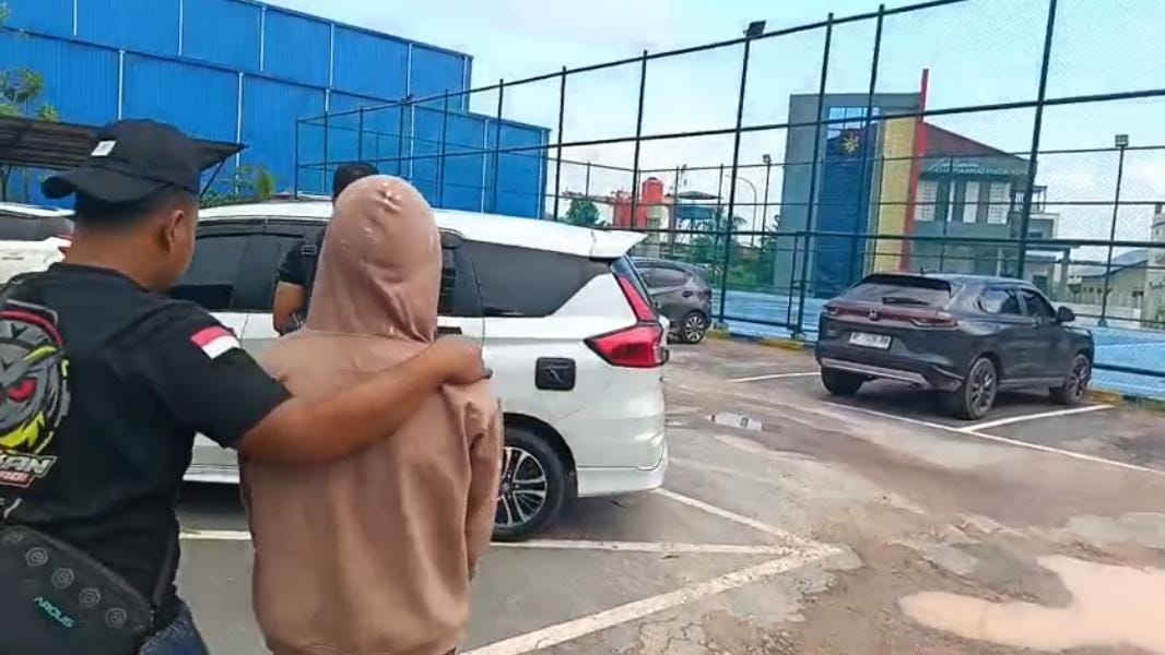 Pelaku pencabulan di Bintan digiring polisi setelah ditangkap di Belakang Padang, Batam pada Rabu (4/6/2025).