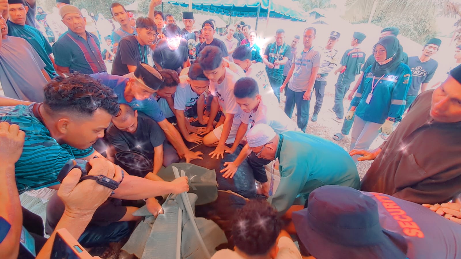 Warga antusias melihat proses penyembelihan sapi kurban pemberian Presiden Prabowo Subianto yang berukuran sangat besar di area Masjid Jama