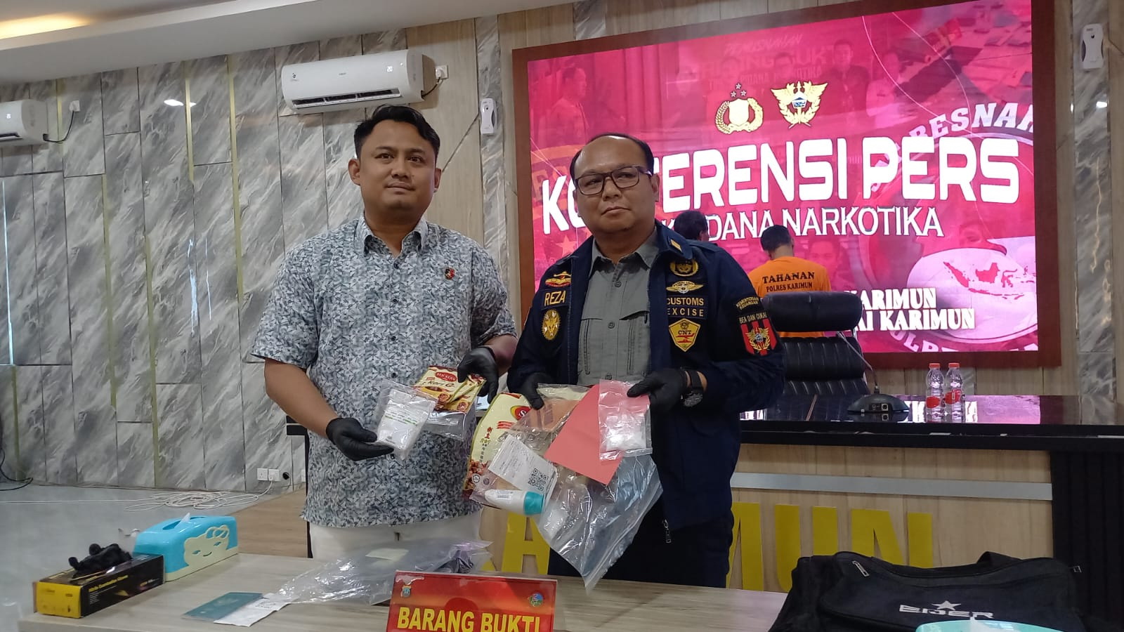 Kasi Penindakan KPPBC TMP B Karimun Reza didampingi Kasat Narkoba AKP Arif Ridho menunjukkan barang bukti sabu yang berhasil diamankan dari dua orang penumpang yang baru datang dari Malaysia.